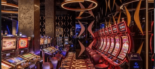 Красивый игорной зал казино онлайн